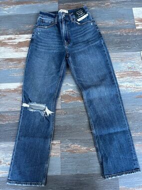 NWT Abercrombie & Fitch Women’s High Rise Straight leg jeans size 25/0